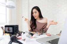 mulher-asiatica-cosmetica-e-beleza-blogger-gravando-video-de-revisao-de-maquiagem_8087-2179.jpg