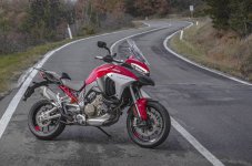 ducati-trinh-lang-than-gio-con-tay-manh-gap-gan-11-lan-yamaha-exciter-va-honda-winner-x-anh-1.jpg